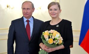 Президент России Владимир Путин и актриса Юлия Пересильд на церемонии награждения молодых деятелей культуры за 2012 год