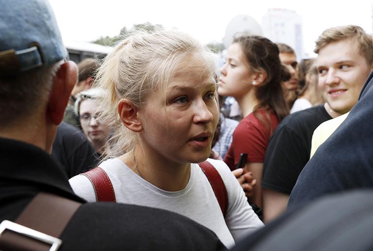 На фото: актриса Юлия Пересильд у Басманного суда во время рассмотрения ходатайства об избрании меры пресечения режиссеру Кириллу Серебренникову, обвиняемому в мошенничестве в особо крупном размере, 23 августа 2017 года