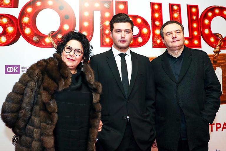 На фото: режиссер Илья Учитель (в центре) с родителями Кирой Саксаганской и Алексеем Учителем (справа) на премьере фильма "Огни большой деревни" режиссера И.Учителя в кинотеатре "Каро 11 Октябрь", 25 января 2017 года