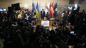На фото: экс-президент Грузии Михаил Саакашвили (в центре) во время пресс-конференции, Украина, Киев, 7 декабря 2013 года