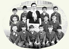 На фото: Михаил Саакашвили с одноклассниками и своей первой учительницей