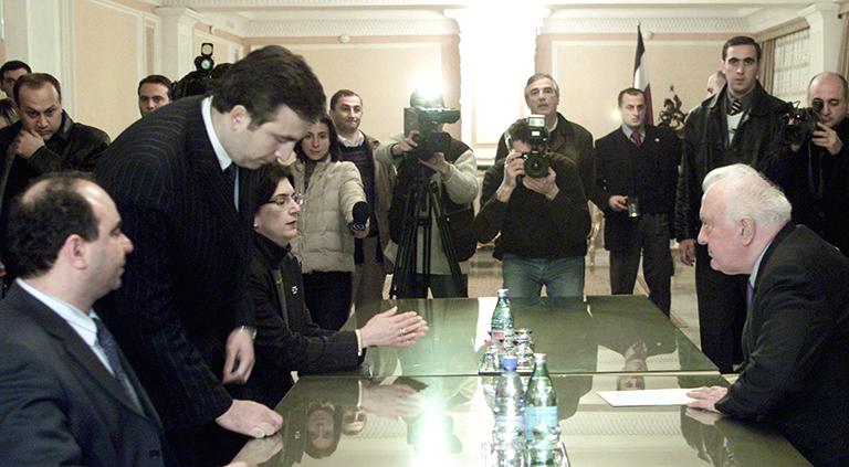 На фото: президент Грузии Эдуард Шеварднадзе (справа) во время встречи с лидерами оппозиции: руководителями оппозиционного блока &laquo;Бурджанадзе-демократы&raquo; Зурабом Жвания и Нино Бурджанадзе (на снимке первый и третья слева) и глава праворадикального блока "Национальное движение" Михаилом Саакашвили (второй слева), 2003 год 