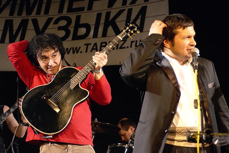 На фото: солист группы "Крематорий" Армен Григорян и теле- радиоведущий Владимир Соловьев (слева направо) на презентации альбома "SOLOвьиные трели" в развлекательном комплексе "Молодая Гвардия", 2005 год