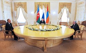 На фото: президент Азербайджана Ильхам Алиев, президент РФ Владимир Путин и президент Армении Серж Саргсян (слева направо) во время встречи в Константиновском дворце, 2016 год.
