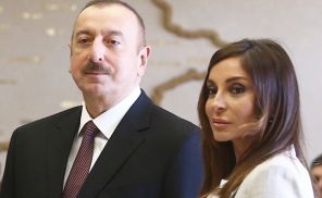 На фото: президент Азербайджана Ильхам Алиев с супругой Мехрибан