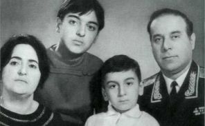 На фото: Зарифа и Гейдар Алиевы с дочерью Севиль и сыном Ильхамом