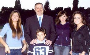 На фото: Ильхам Алиев с женой и детьми 