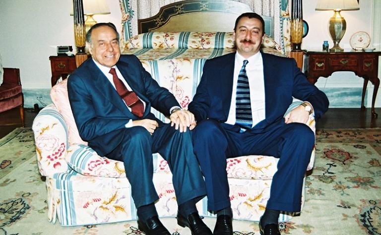 На фото: резидент Азербайджана Гейдар Алиев (на снимке слева) и его сын - заместитель председателя правящей партии "Новый Азербайджан" Ильхам Алиев (слева), 4 августа 2003 год. В этот день Ильхам Алиев утвержден парламентом Азербайджана на пост премьер-министра страны.