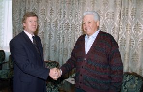На фото: президент РФ Борис Ельцин (справа) и руководитель администрации Президента РФ Анатолий Чубайс (слева) перед началом встречи в центральной клинической больнице, где Борис Ельцин проходит обследование