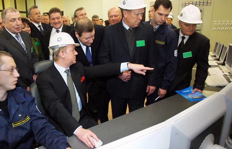 На фото: председатель правления РАО "ЕЭС России" Анатолий Чубайс (в центре) за пусковым пультом первого энергоблока Калининградской ТЭЦ-2