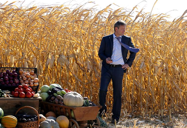 На фото: министр сельского хозяйства РФ Александр Ткачев на полевом стане сельскохозпредприятия "Исток - 1" в хуторе Шаминка, 2015 год