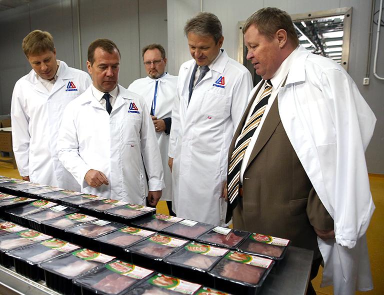 На фото: полномочный представитель президента РФ В ЮФО Владимир Устинов, губернатор Краснодарского края Александр Ткачев и премьер-министр РФ Дмитрий Медведев (справа налево) во время посещения мясокомбината фирмы "Агрокомплекс" в станице Выселки, 2014 год