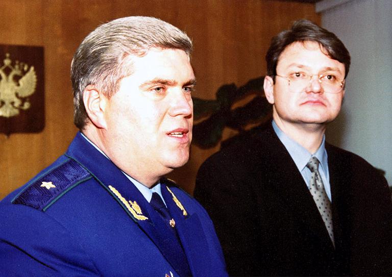 Новый губернатор Краснодарского края Александр Ткачев (на фото слева) и прокурор города Сочи Владимир Ульянов (на снимке справа налево) заявили о том, что будут приняты все меры, чтобы второй тур выборов мэра Сочи прошел без каких-либо нарушений. Их выступление перед журналистами вызвано тем, что недавние выборы депутатов городского собрания и первый тур выборов мэра прошли с явным нарушением правил. Ныне по этому поводу в Сочи работает комиссия из депутатов Законодательного собрания Краснодарского края, представителей прокуратуры, краевой и Центральной избирательных комиссий. Из-за многочисленных нарушений Центральный районный суд города Сочи признал выборы в городское собрание недействительными, 2000 год