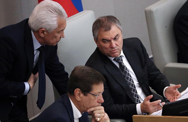 На фото: вице-спикер Госдумы РФ Владимир Васильев, первый вице-спикер Госдумы РФ Александр Жуков и спикер Госдумы РФ Вячеслав Володин (слева направо) на пленарном заседании Государственной думы РФ