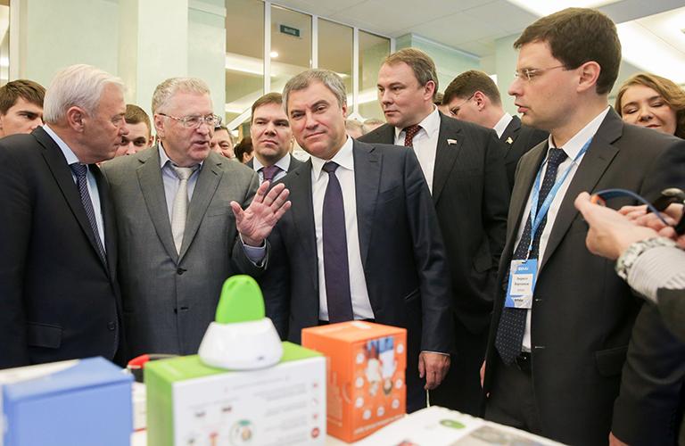 На фото: председатель комитета Госдумы РФ по финансовому рынку Анатолий Аксаков, лидер ЛДПР, член комитета Госдумы РФ по обороне Владимир Жириновский, спикер Госдумы РФ Вячеслав Володин, директор ФРИИ Кирилл Варламов (слева направо на первом плане) и вице-спикер Госдумы РФ Петр Толстой (справа на втором плане) на открытии выставки