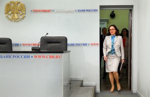 На фото: глава Центрального банка РФ Эльвира Набиуллина перед началом пресс-конференции, 2014 год