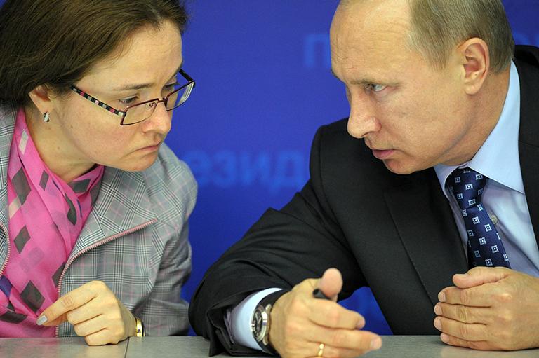 На фото: помощник президента РФ Эльвира Набиуллина и президент России Владимир Путин во время совещания на тему "О состоянии и перспективах развития черной металлургии в Российской Федерации", 2012 год