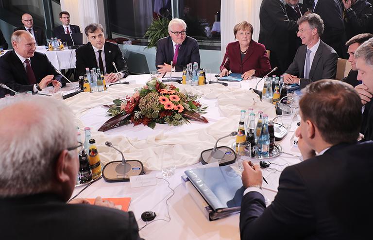 На фото: Президент России Владимир Путин, помощник президента России Владислав Сурков на переговорах ереговоры лидеров "нормандской четверки" в Берлине