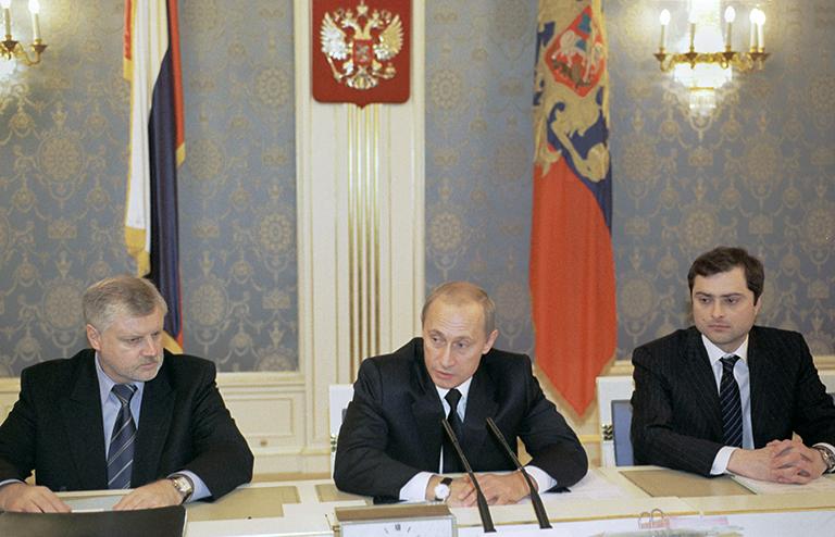 На фото: Владимир Путин (в центре), председатель Совета Федерации Сергей Миронов (слева) и заместитель руководителя Администрации Президента России Владислав Сурков (справа)