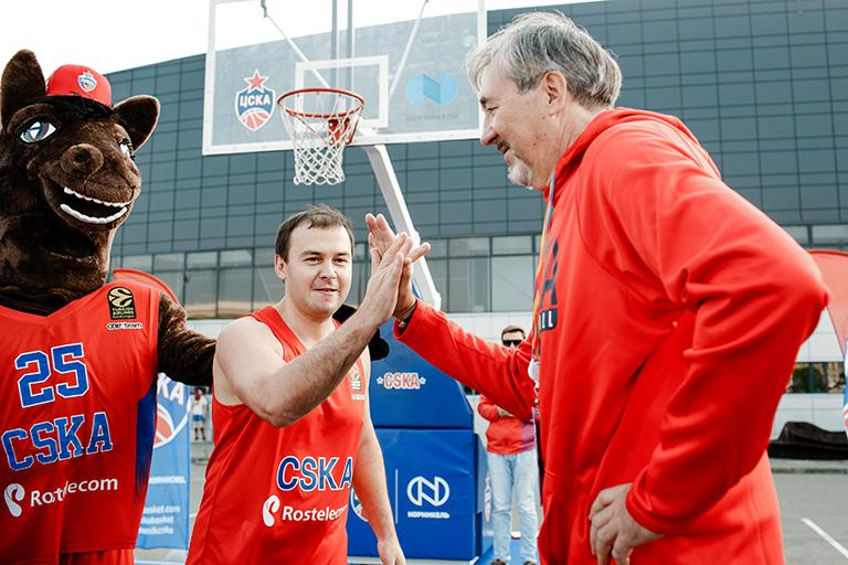На фото: первый заместитель председателя комитета Госдумы РФ по природным ресурсам, собственности и земельным отношениям Юрий Афонин (в центре) и олимпийский чемпион по баскетболу Сергей Тараканов (справа) перед началом матча по стритболу между командами "Спорт" и "Экология" на площадке ПБК ЦСКА в рамках XIX Всемирного фестиваля молодежи и студентов, Сочи, 2017 год