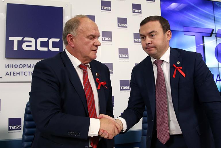 На фото: председатель ЦК КПРФ, руководитель фракции КПРФ в Государственной думе Геннадий Зюганов и заместитель председателя ЦК КПРФ Юрий Афонин (слева направо), 2017 год 