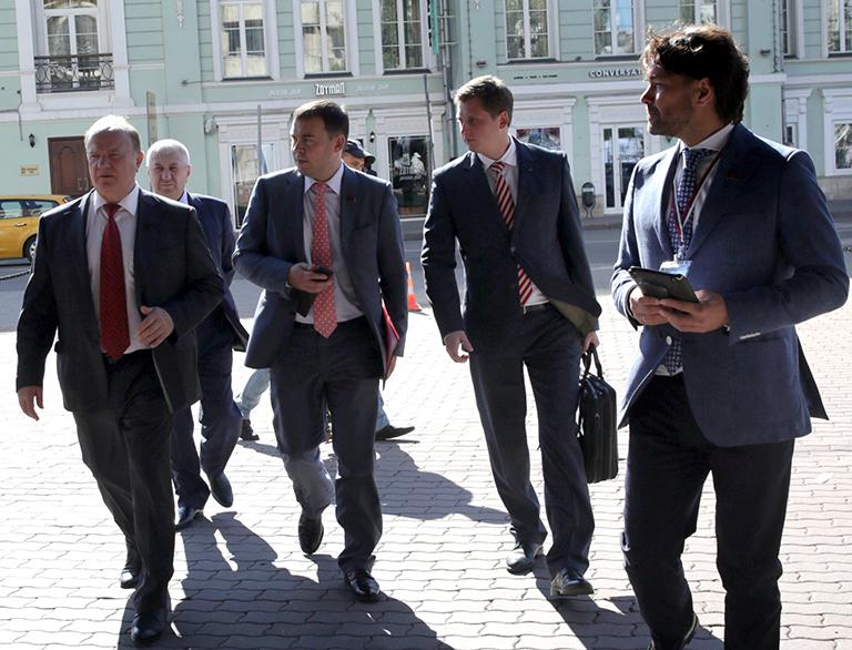 На фото: руководитель фракции КПРФ Геннадий Зюганов, депутат ГД РФ от фракции КПРФ Юрий Афонин (слева направо) и депутат ГД РФ от фракции КПРФ Александр Ющенко (справа) перед началом пресс-конференции, посвященной подведению итогов единого дня голосования, 2014 год