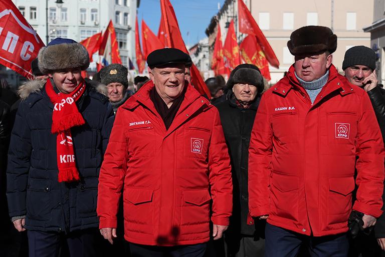 На фото: заместитель председателя ЦК КПРФ Юрий Афонин, лидер КПРФ Геннадий Зюганов и председатель комитета Госдумы по аграрным вопросам Владимир Кашин (слева направо) во время демонстрации и митинга, посвященных столетию Советской Армии и Военно-Морского флота, 2018 год