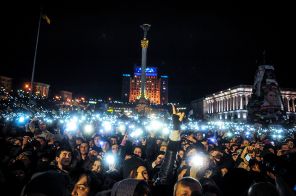 на фото: поклонники группы Океан Эльзы на концерте для поддержки Евромайдана в Киеве, 2013 год