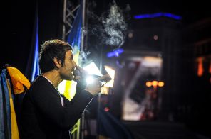 На фото: вокалист группы «Океан Эльзы» Святослав Вакарчук во время концерта в поддержку Евромайдана в Киеве, 2013 год