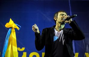 На фото: лидер группы «Океан Эльзы» Святослав Вакарчук во время концерта в Киеве