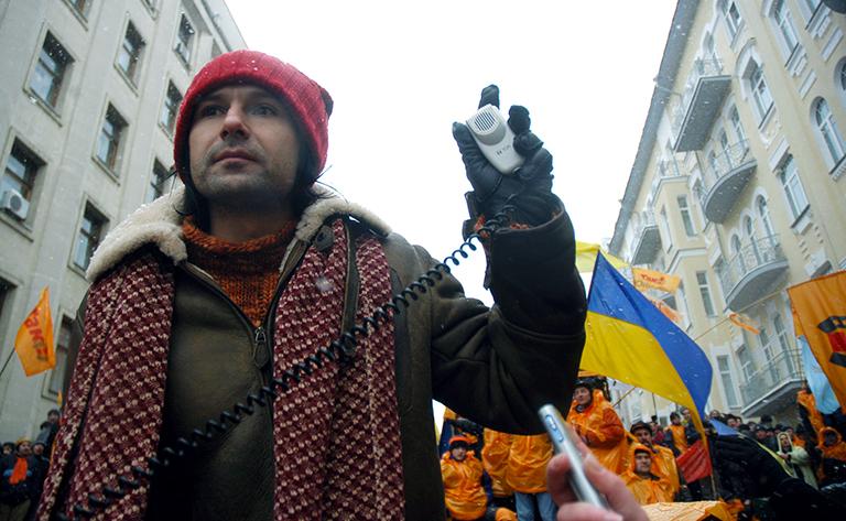 Оранжевая революция в Киеве. Декабрь 2004 года. Народный лидер украинской рок-группы Океан Эльзы Святослав Вакарчук (на фото) призывает солдат ОМОН опустить свои щиты, чтобы продемонстрировать свою солидарность с украинским народом