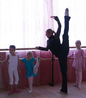 На фото: балерина Анастасия Волочкова во время мастер-класса в день открытия своей хореографической школы на базе спортивного клуба "Зебра Golden Wellness" в Москве, 2015 год