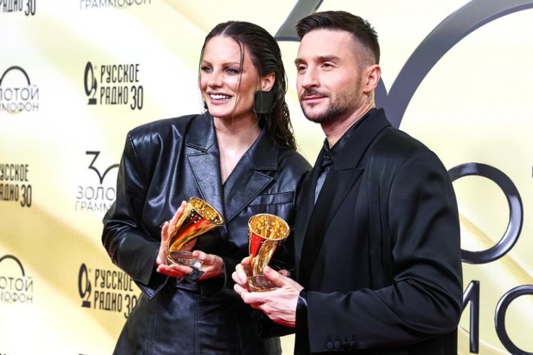 На фото: певцы Ева Власова и Сергей Лазарев во время юбилейной 30-й церемонии вручения Национальной музыкальной премии "Золотой Граммофон" в "ВТБ Арене", Москва, 2025 год.