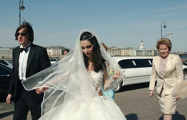 На фото: Сергей Матвиенко с невестой Зарой Мгоян и губернатор Санкт-Петербурга Валентина Матвиенко (слева направо) в день свадьбы, 2004
