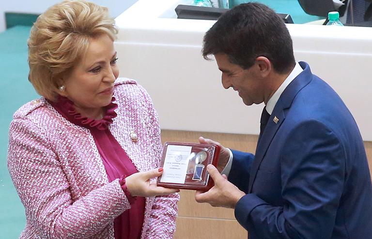 На фото: спикер Совета Федерации РФ Валентина Матвиенко и вице-президент Восточной Республики Уругвай Рауль Сендик Родригеc, награжденный памятной медалью "Совет Федерации. ХХ лет", на заседании Совета Федерации РФ, 2016