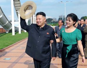 На фото: северокорейский лидер Ким Чен Ын в сопровождении своей жены Ри Соль, 2012 год.