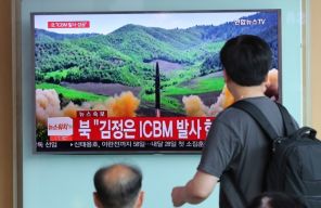 На фото: люди смотрят местные телевизионные новости, показывающие, как утверждается, запуск межконтинентальной баллистической ракеты «Хвасон-14», транслируемый северокорейским каналом KRT, на железнодорожном вокзале Сеула в Сеул, Южная Корея, 2017 год.