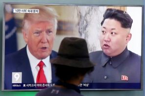 На фото: мужчина смотрит на экран телевизора, на котором изображены президент США Дональд Трамп и лидер Северной Кореи Ким Чен Ын во время программы новостей на сеульском железнодорожном вокзале в Сеуле, Южная Корея, 2017 год.