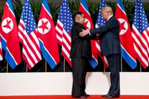 На фото: президент США Дональд Трамп во время встречи с лидером Северной Кореи Ким Чен Ыном на острове Сентоза в Сингапуре, 2018 год.
