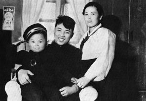 На фото: Ким Чен Ир со своими родителями Ким Чен Суком и лидером Ким Ир Сеном, 