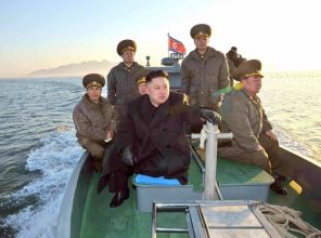 На фото: Ким Чен Ын, лидер Корейской Народно-Демократической Республики (КНДР), посещающий отряд обороны Вольнэ-до на западной линии фронта, 2013 год.