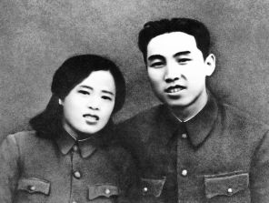 На фото: лидер Ким Ир Сен и госпожа Ким Чен Сук в (1917—1949) — первая (по некоторым данным — вторая) жена Ким Ир Сена, мать Ким Чен Ира) период антияпонской вооруженной борьбы.