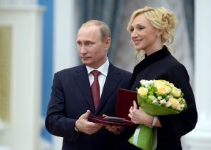 На фото: президент РФ Владимир Путин и певица Кристина Орбакайте, получившая почетное звание "Заслуженного артиста РФ", на церемонии вручения государственных наград в Кремле, 2013 год
