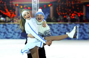 На фото: фигуристка Татьяна Навка и актер Марат Башаров во время выступления на церемонии открытия катка под открытым небом на Красной площади, 2006 год