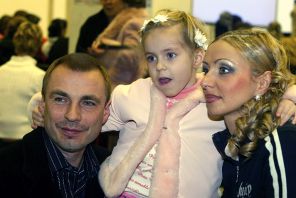 На фото: Татьяна Навка с мужем и тренером Александром Жулиным и их дочерью, 2005 год