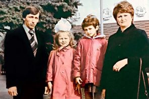 На фото: Татьяна с сестрой и родителями в детстве