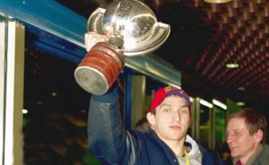 На фото: игрок юношеской сборной России по хоккею Александр Овечкин 