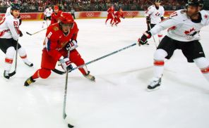 На фото: канадец Адам Фут, россиянин Александр Овечкин и канадский хоккеист Джо Торнтон (слева направо) во время матча сборных России и Канады на XX зимней Олимпиаде