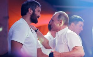 На фото: хоккеист Александр Овечкин и президент РФ Владимир Путин (слева направо)