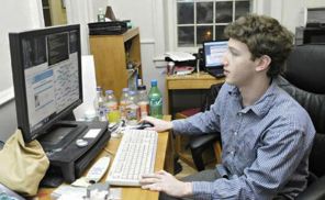На фото: молодой Марк Цукерберг за компьютером